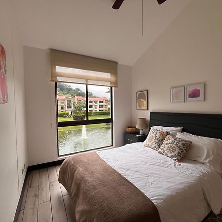 Cr Mariposa Rentals Lakeview Penthouse With Office Space, Pool, Gym, Tennis Санта Ана Екстериор снимка