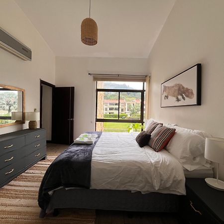 Cr Mariposa Rentals Lakeview Penthouse With Office Space, Pool, Gym, Tennis Санта Ана Екстериор снимка