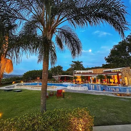 Cr Mariposa Rentals Lakeview Penthouse With Office Space, Pool, Gym, Tennis Санта Ана Екстериор снимка