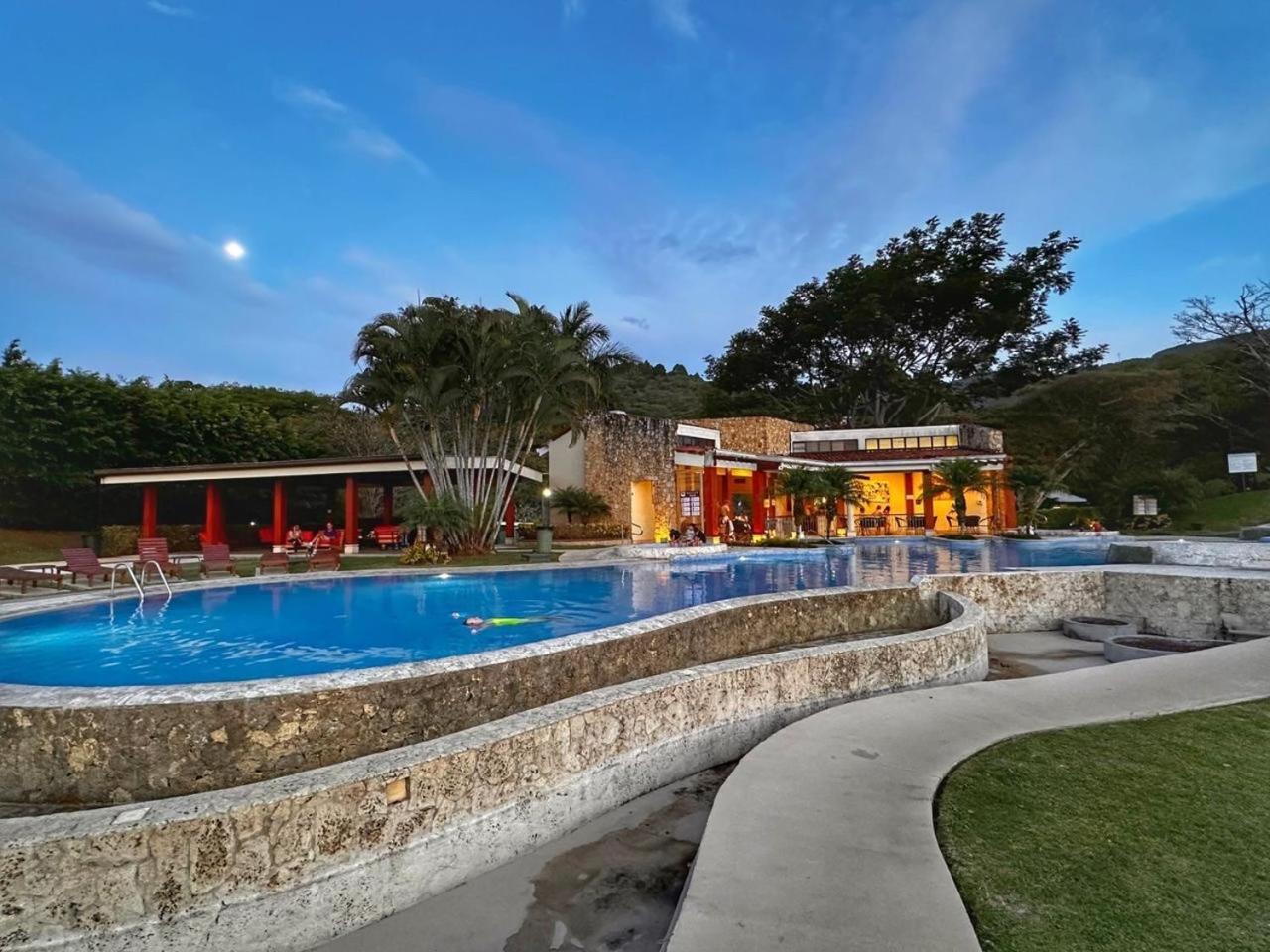 Cr Mariposa Rentals Lakeview Penthouse With Office Space, Pool, Gym, Tennis Санта Ана Екстериор снимка
