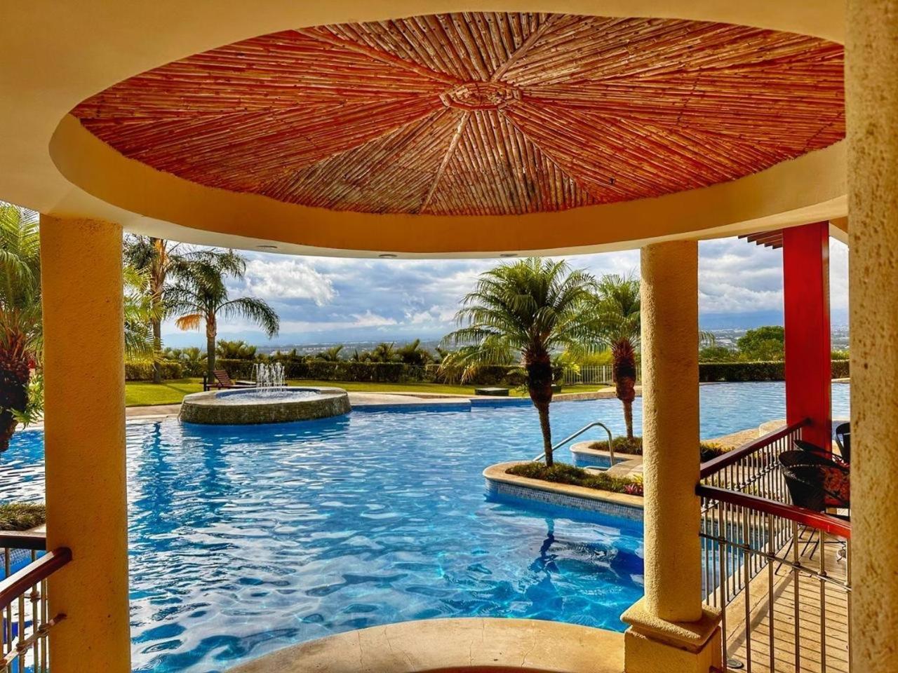 Cr Mariposa Rentals Lakeview Penthouse With Office Space, Pool, Gym, Tennis Санта Ана Екстериор снимка